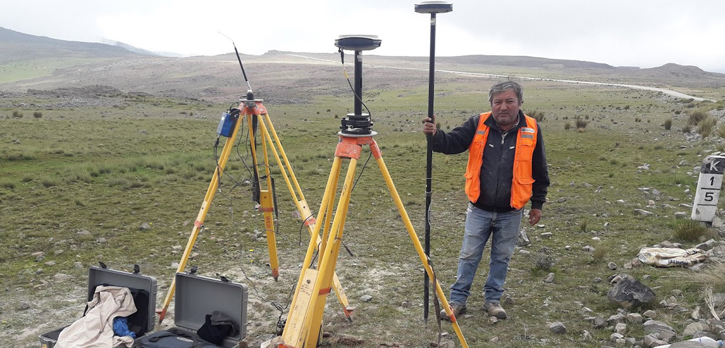 Equipo de geodesia en campo